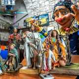 E infine tra tanti simboli carnevaleschi, riconosciamo un presepe. S� perch� negli ultimi anni i maestri di Casamassima si sono dedicati anche all'allestimento di una mostra natalizia ("L'arte del presepe"), giunta alla decima edizione, riconosciuta come una delle pi� grandi del Sud Italia